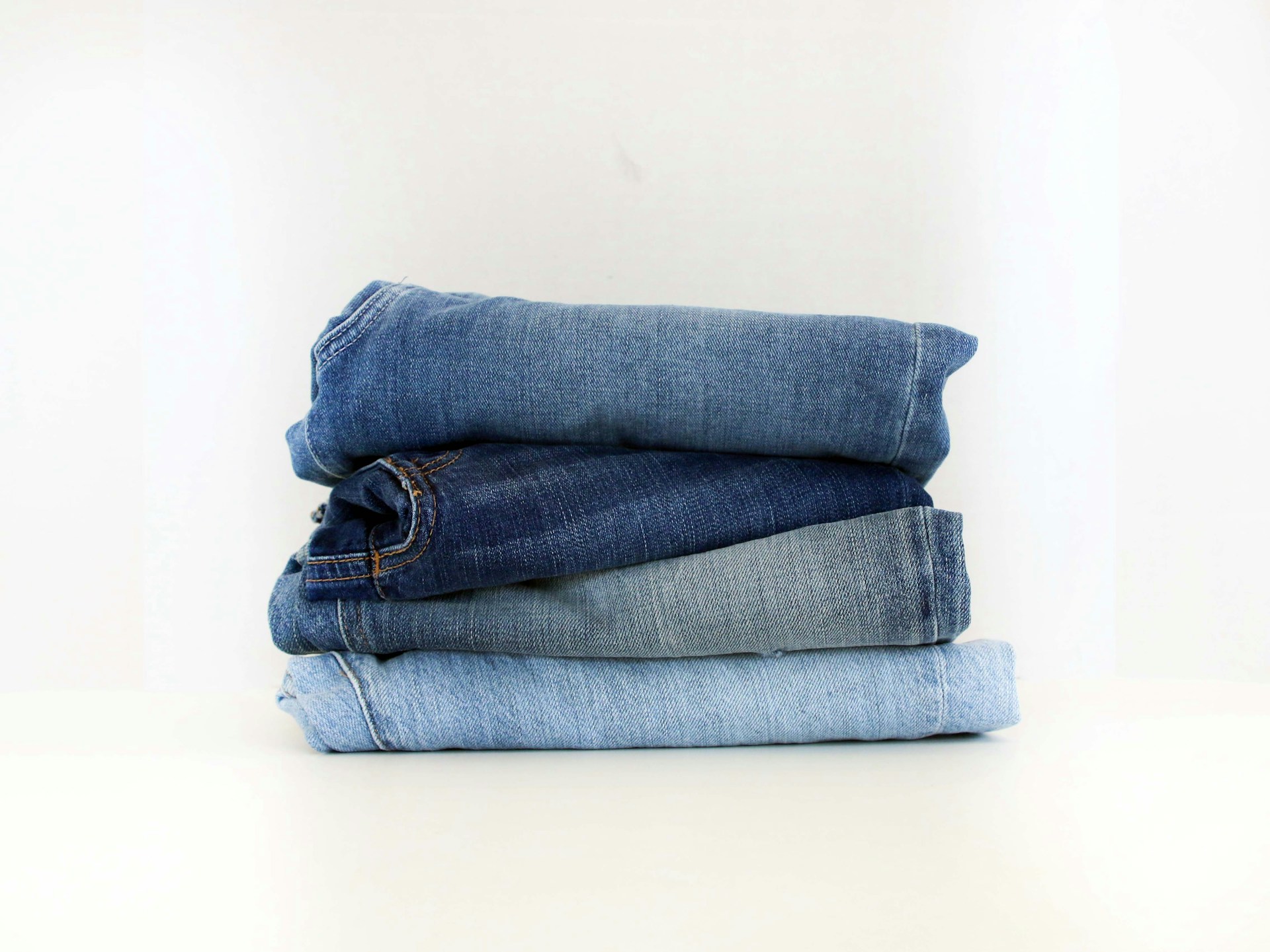 Photo de jeans empilés