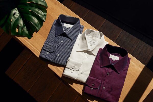Vêtements masculins aux couleurs coordonnées disposés pour illustrer comment associer les couleurs