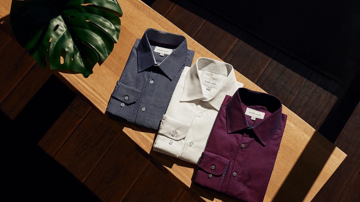 Vêtements masculins aux couleurs coordonnées disposés pour illustrer comment associer les couleurs