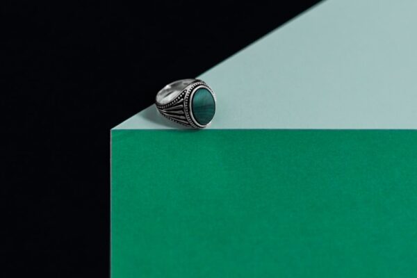 Bijoux pour homme : bague, bracelet en cuir et montre portés ensemble avec élégance