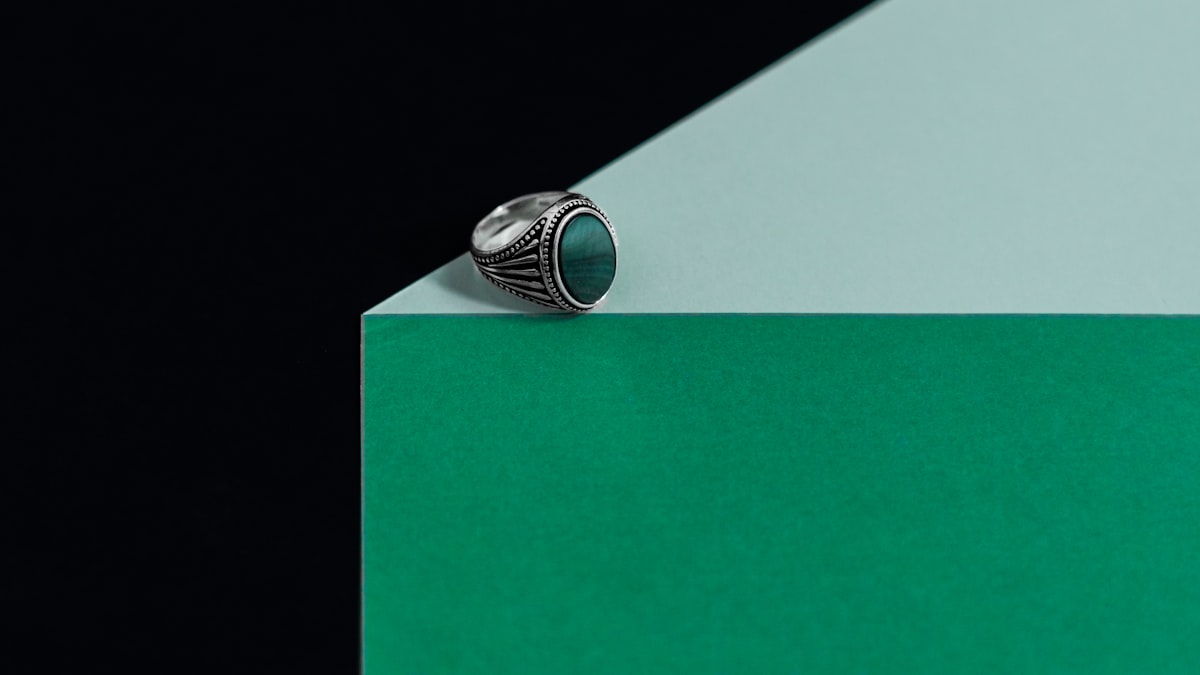 Bijoux pour homme : bague, bracelet en cuir et montre portés ensemble avec élégance