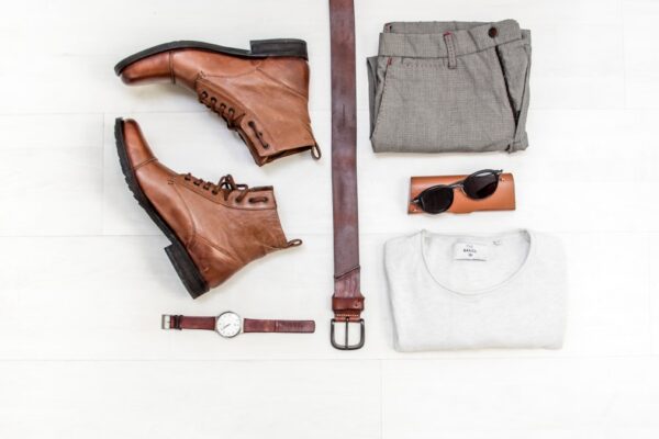 Homme en tenue casual chic : veste déstructurée, chemise col ouvert et baskets en cuir blanc