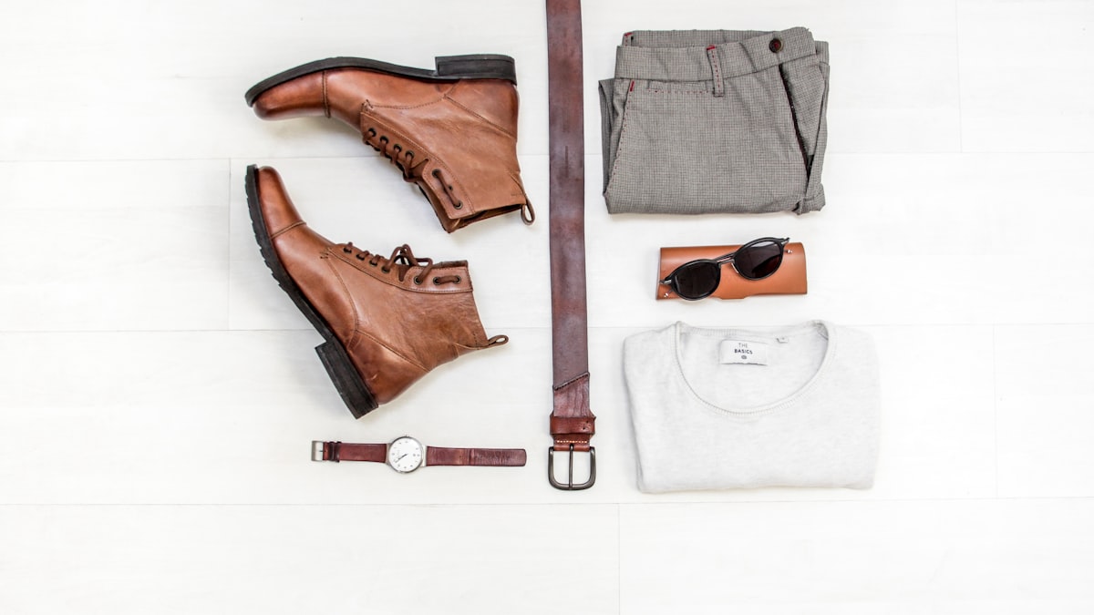 Homme en tenue casual chic : veste déstructurée, chemise col ouvert et baskets en cuir blanc