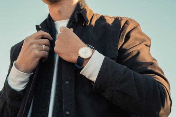 Homme élégant en tenue casual chic illustrant les principes pour bien s'habiller