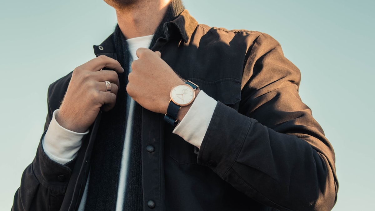 Homme élégant en tenue casual chic illustrant les principes pour bien s'habiller