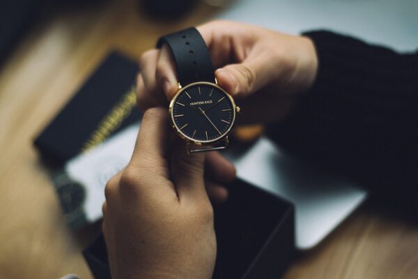 Homme élégant portant une montre au poignet avec un bracelet en cuir