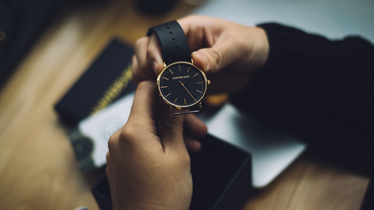 Homme élégant portant une montre au poignet avec un bracelet en cuir