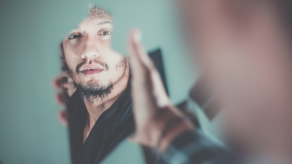 Homme élégant de profil illustrant les différentes morphologies masculines et le choix de vêtements adaptés