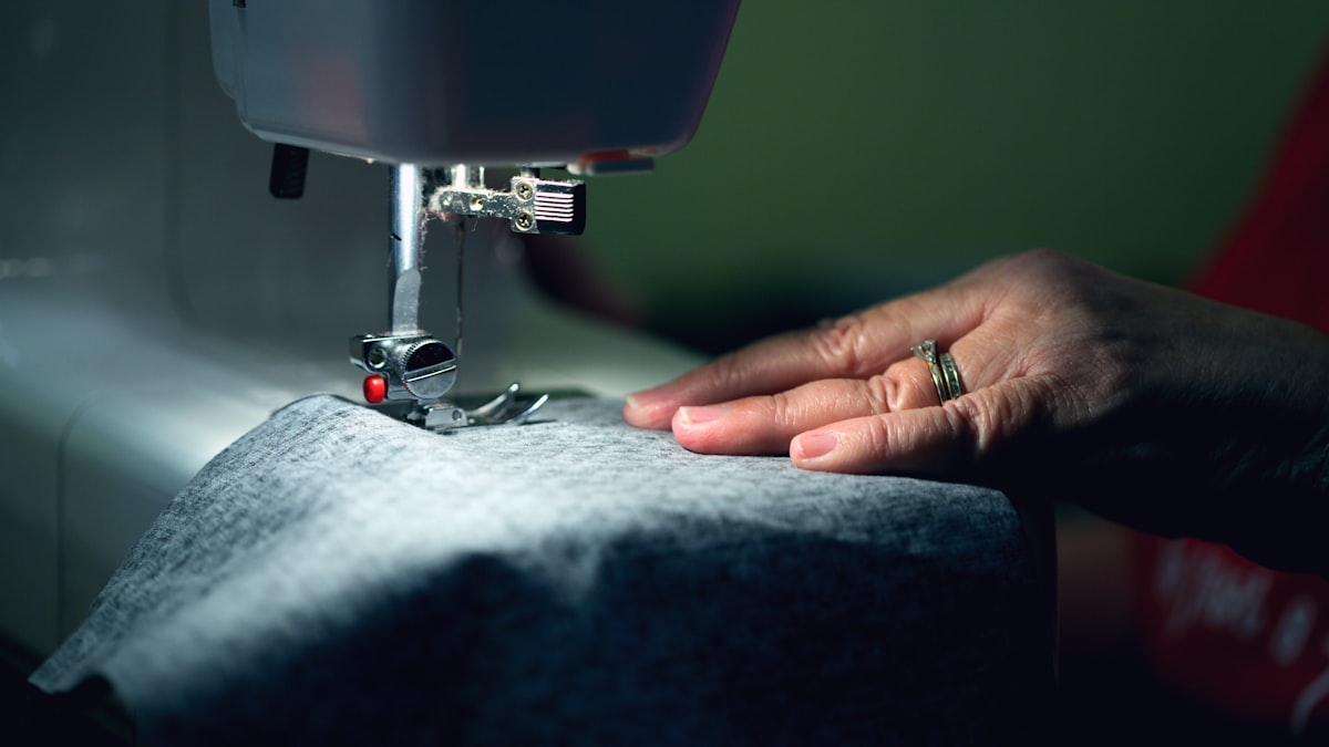 Vêtements masculins fabriqués en France dans un atelier de confection artisanal