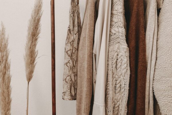 Vêtements en matières responsables pliés, illustrant la mode éthique pour homme