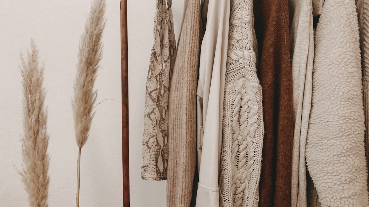 Vêtements en matières responsables pliés, illustrant la mode éthique pour homme