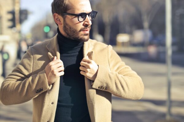 Homme en tenue old money beige et camel illustrant le style quiet luxury masculin