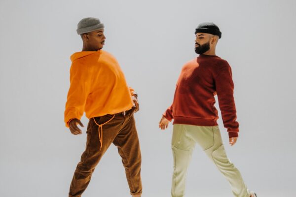 Homme élégant portant une tenue aux tons terreux illustrant les tendances mode masculine 2026