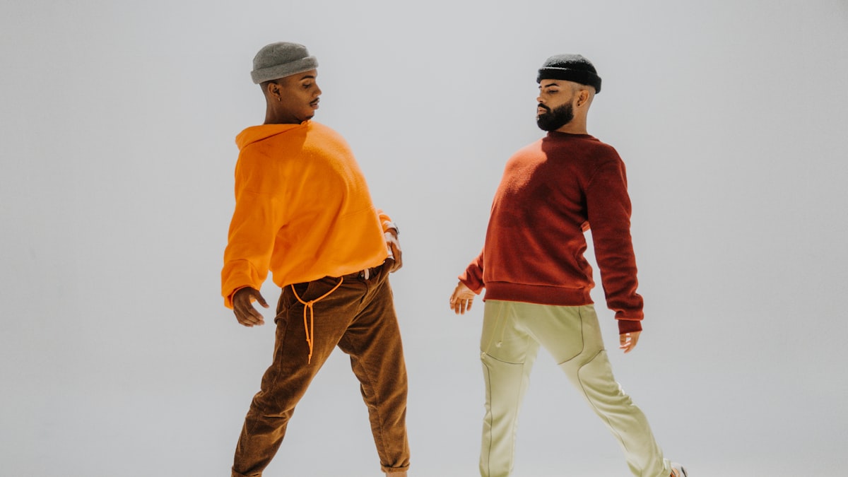 Homme élégant portant une tenue aux tons terreux illustrant les tendances mode masculine 2026
