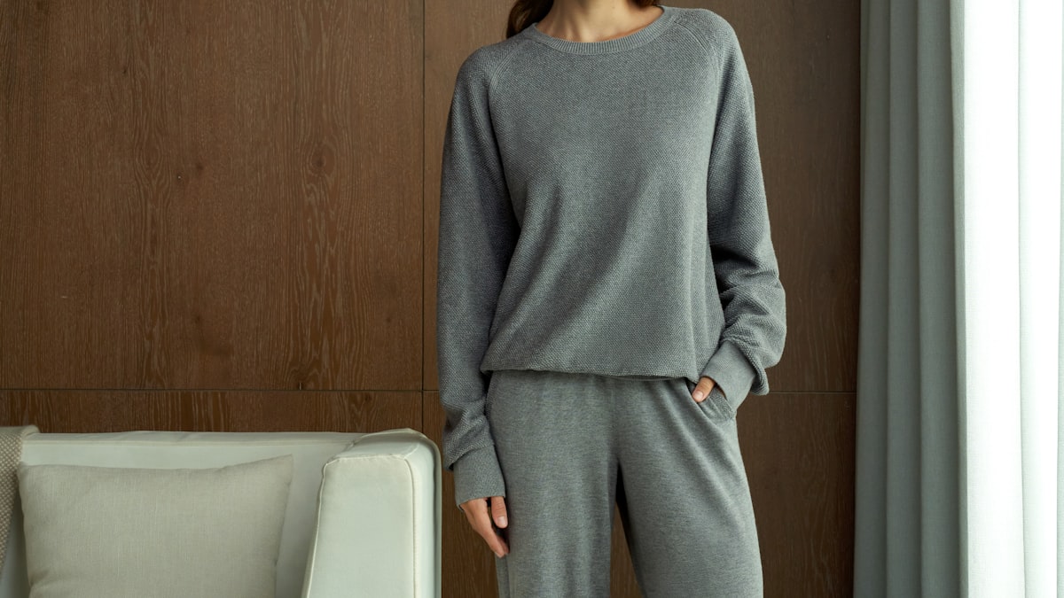 Homme en tenue cocooning élégante, sweat et jogging en molleton, détendu à la maison