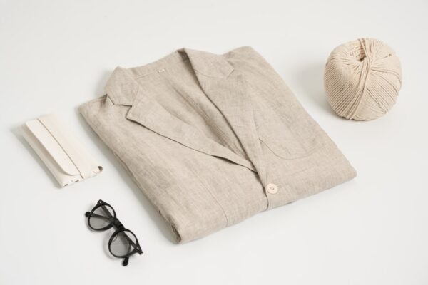 Homme élégant en tenue d'été composée d'une chemise en lin claire et d'un pantalon léger