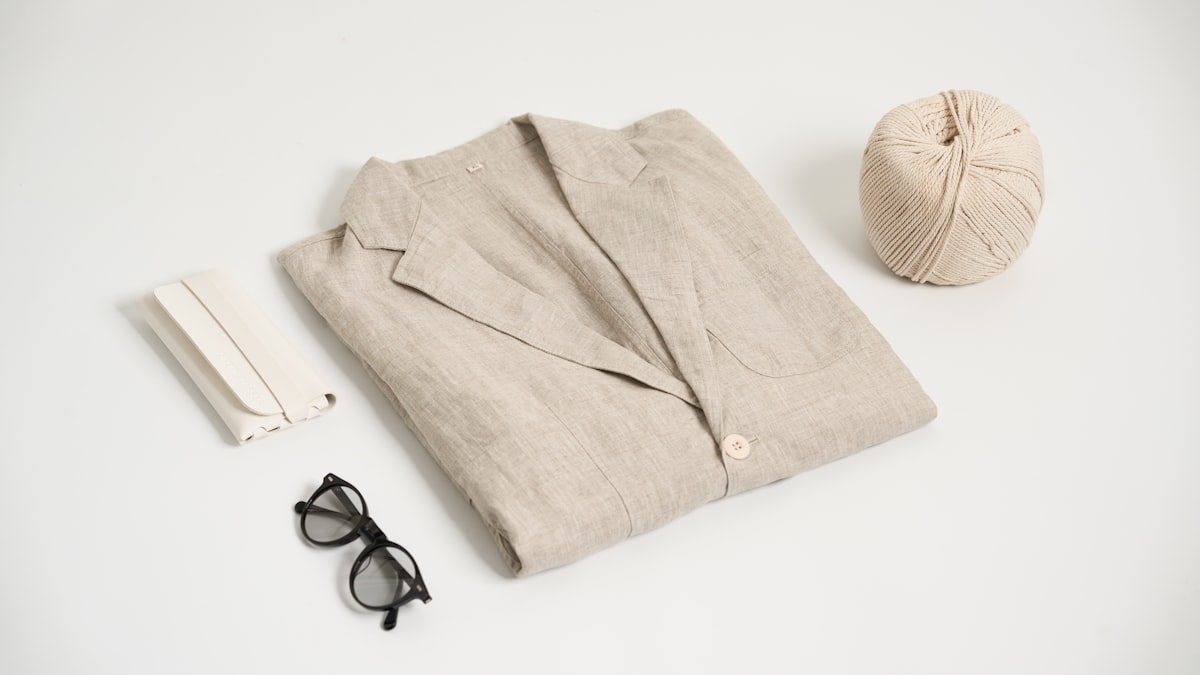 Homme élégant en tenue d'été composée d'une chemise en lin claire et d'un pantalon léger