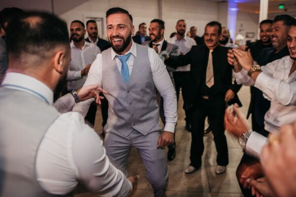 Homme invité à un mariage en costume bleu marine avec cravate et pochette de costume